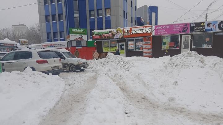 В некоторых локациях Саратова сохраняются снежные заносы