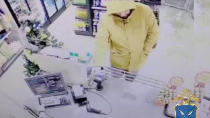 Житель Энгельса стал уголовником из-за похода в магазин с картой пенсионерки