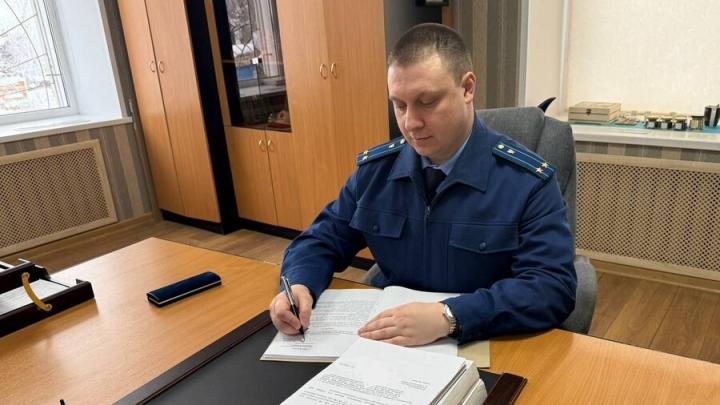 Директора сельхозпредприятия в Саратовской области судят за травму работника при накачке шины