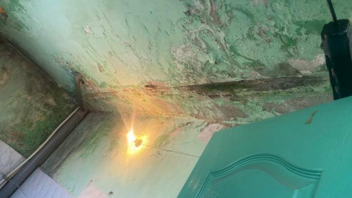 «Ждём обрушения»: саратовцы месяцами живут в доме с трещинами, плесенью и водой в подвале «Ждём обрушения»: саратовцы месяцами живут в доме с трещинами, плесенью и водой в подвале