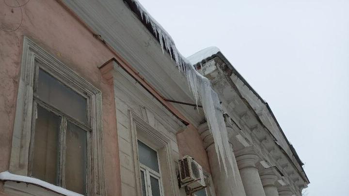 Снег с крыш в Саратове может упасть в любой момент - власти признали проблему