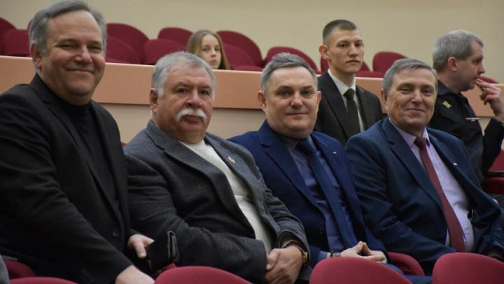 Трое детей - и вы многодетные: в Саратовской области смягчили правила поддержки семей