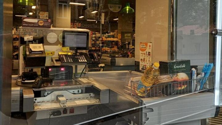 Расплатился чужой картой в магазине и на заправке: житель Дергачей ответит перед судом