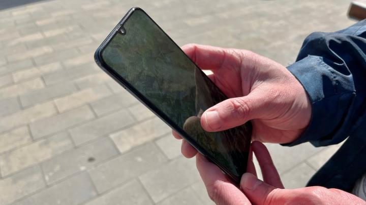 Саратовцу обжег руки взорвавшийся смартфон