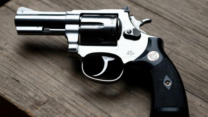 В селе Генеральское под Энгельсом мужчина угрожал жене револьвером после дня рождения В селе Генеральское под Энгельсом мужчина угрожал жене револьвером после дня рождения