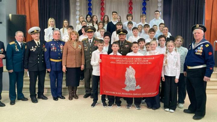 Три школы Саратовской области получили копии Знамени Победы