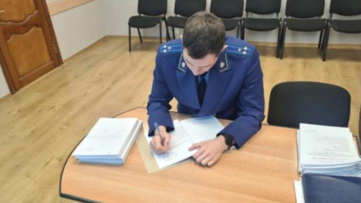 Жительница Маркса предстанет перед судом за удар ногой в полицейского при эвакуации авто