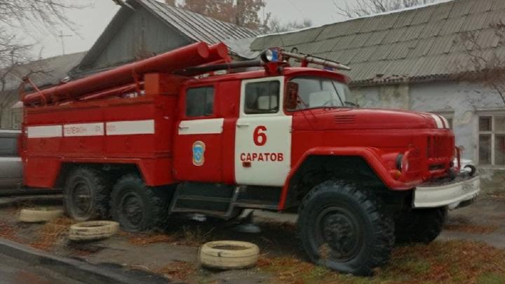 Семь жильцов эвакуированы из горящей двухэтажки в Ершове Семь жильцов эвакуированы из горящей двухэтажки в Ершове