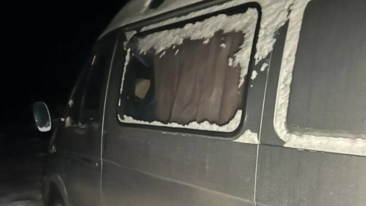 В Энгельсском районе в микроавтобусе нашли мертвыми двух мужчин В Энгельсском районе в микроавтобусе нашли мертвыми двух мужчин