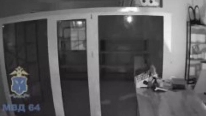 Рецидивист за одну ночь обокрал цветочный магазин и кофейню в Саратове