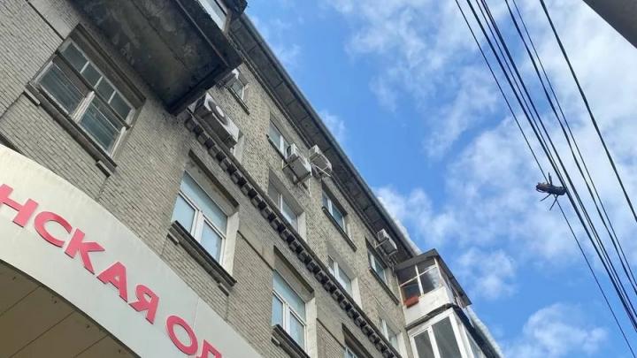 Мужчину госпитализировали после падения снега с крыши на улице Чапаева в Саратове Мужчину госпитализировали после падения снега с крыши на улице Чапаева в Саратове