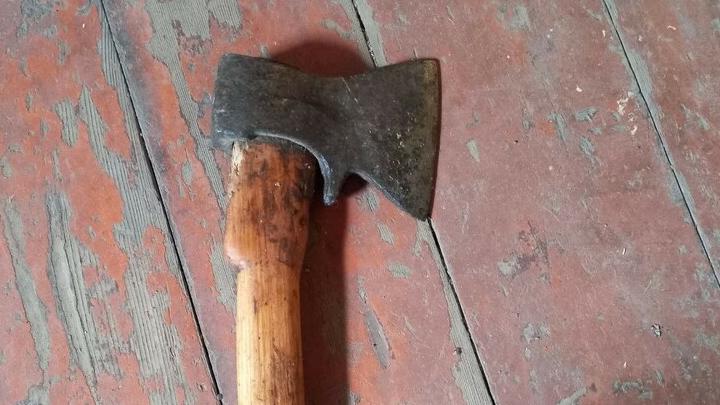 В Духовницком районе пьяный мужчина размахивал топором и угрожал убийством