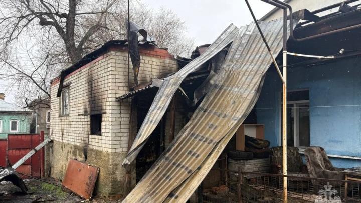 Дом и гараж горели на Большой Горной в Саратове