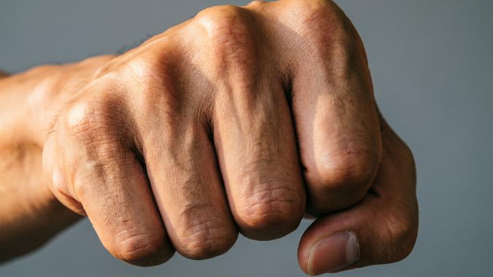 Жителю Энгельса грозит 8 лет колонии за избиение женщины