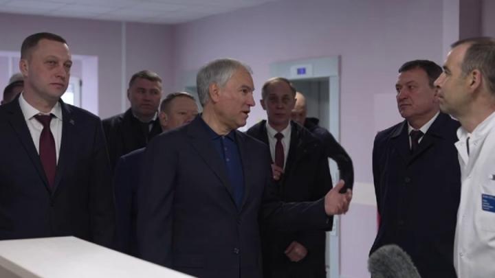 Володин проверил зарплаты врачей в новой поликлинике Саратова