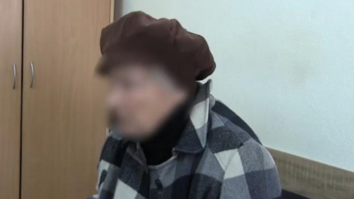 В Саратове полицейские задержали курьера мошенников у дома пенсионерки