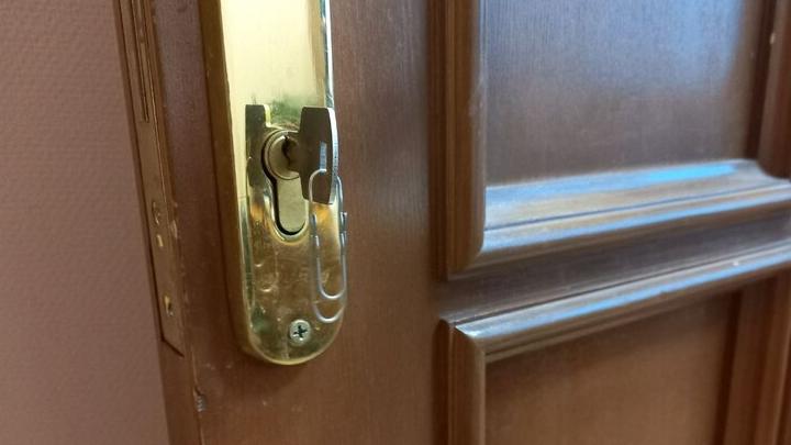 Соседка украла у жительницы Самойловки золото и сдала его в ломбард Соседка украла у жительницы Самойловки золото и сдала его в ломбард