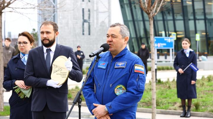 В саратовском аэропорту «Гагарин» открыли памятный знак космонавту Олегу Скрипочке