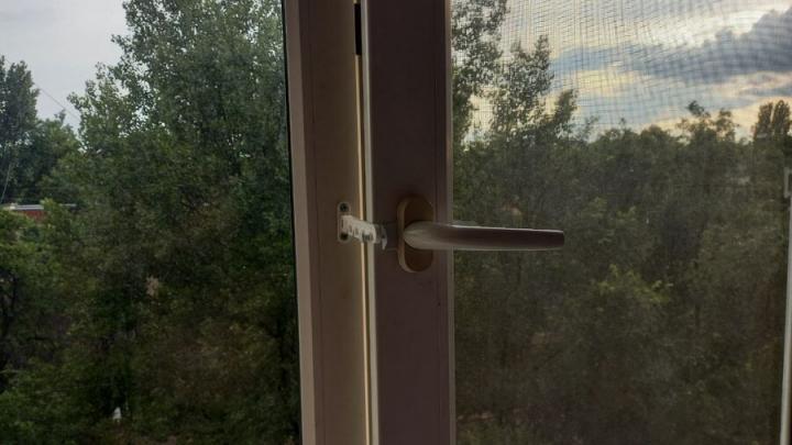 Житель Саратова выпал из окна и погиб