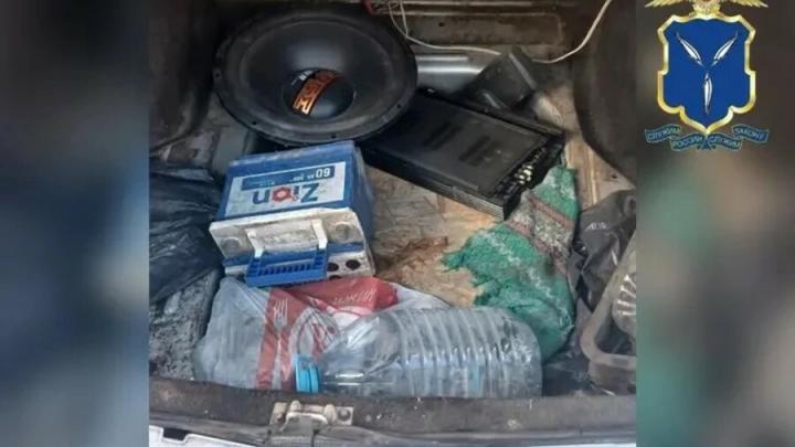 В Саратове подросток украл из «Лады» акустику и аккумулятор