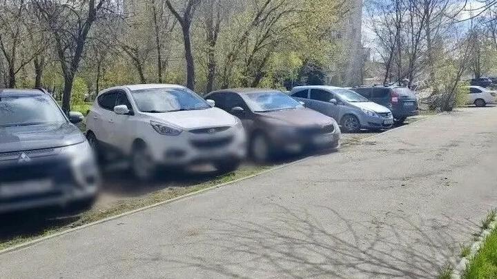Саратовцев штрафуют за парковку на газонах и зеленых зонах