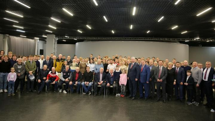 Саратовские железнодорожники встретились со звёздами советского хоккея