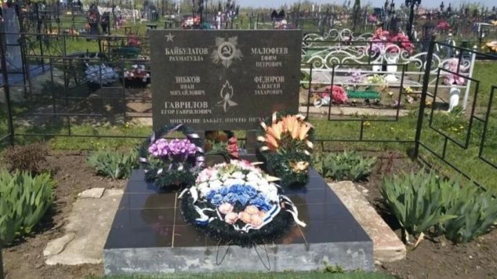 В Романовке привели в порядок территорию у воинского мемориала после жалобы местного жителя