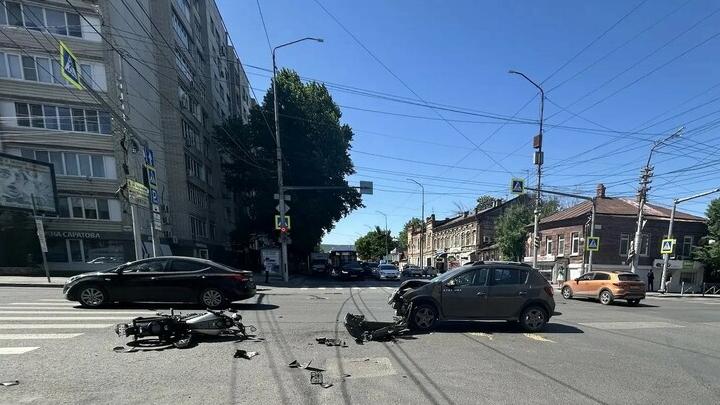 В Саратове мотоциклист пострадал в ДТП с иномаркой В Саратове мотоциклист пострадал в ДТП с иномаркой