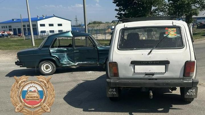 У Красноармейска водитель "шестёрки" попал в больницу после ДТП с "Нивой" У Красноармейска водитель "шестёрки" попал в больницу после ДТП с "Нивой"