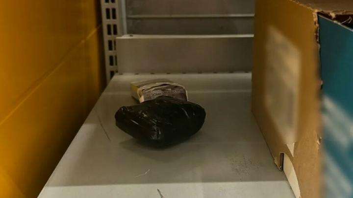 В Энгельсе наркоторговец из Тюмени устроил тайник на полке супермаркета В Энгельсе наркоторговец из Тюмени устроил тайник на полке супермаркета