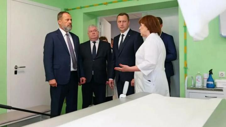 Полпред Комаров проверил новую поликлинику в Энгельсе Полпред Комаров проверил новую поликлинику в Энгельсе