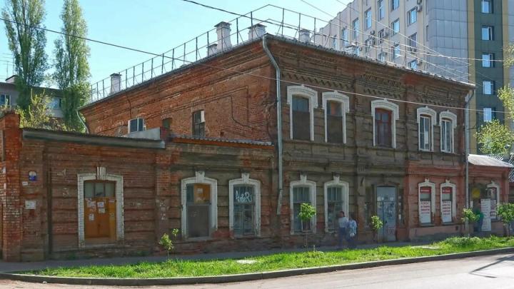 Дом с уникальными стеклоблоками Фальконье на Шелковичной получил статус памятника Дом с уникальными стеклоблоками Фальконье на Шелковичной получил статус памятника