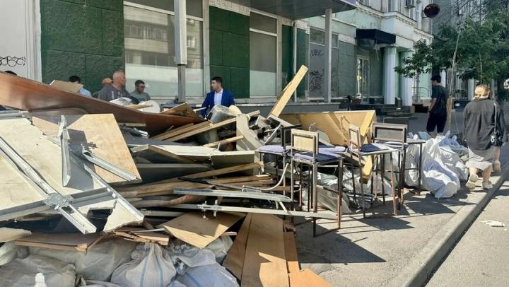 В центре Саратова тротуар загромоздили мусором