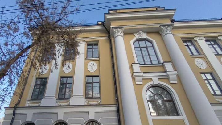 На фасаде бывшей 99-й школы в Саратове появились медальоны и декоративные кольца На фасаде бывшей 99-й школы в Саратове появились медальоны и декоративные кольца