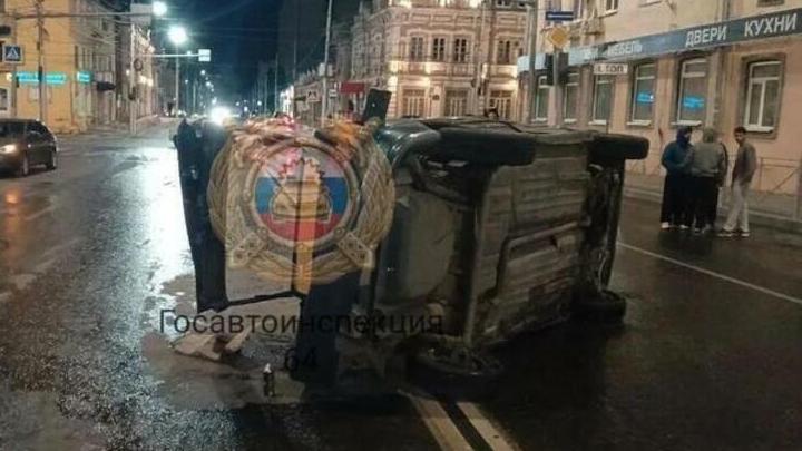 В центре Саратова перевернулся ВАЗ-2114 после столкновения с иномаркой В центре Саратова перевернулся ВАЗ-2114 после столкновения с иномаркой