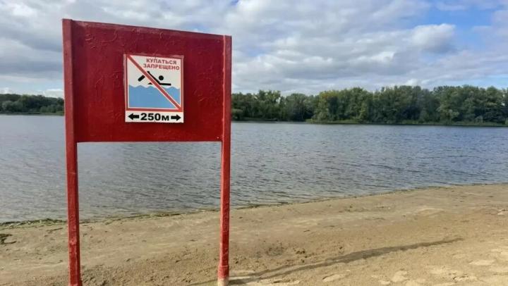 Городской пляж Энгельса закрыли для купания и начали готовить к зиме Городской пляж Энгельса закрыли для купания и начали готовить к зиме