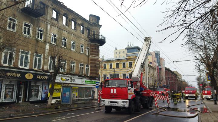 Центр Саратова перекрыт из-за пожара в гостинице "Россия"