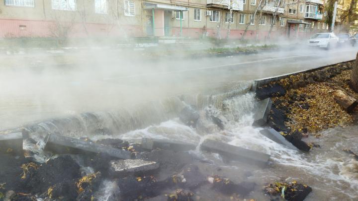 Улицу Кузнечную в Саратове залило водой