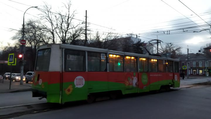 Трамвай № 11 сошел с рельсов в Саратове