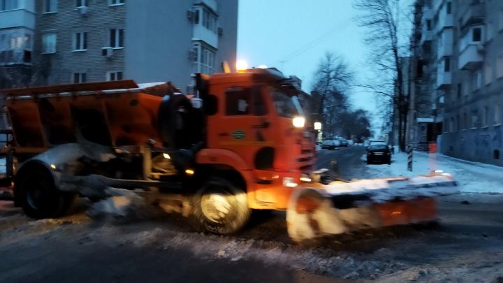 Снегопад и метель в Саратове прервали движение автотранспорта и самолетов 