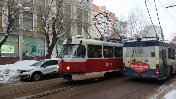 За год Саратов получил 30 трамваев Tatra и 70 троллейбусов «Адмирал»