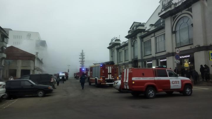Около "Победы Плаза" в Саратове горит одноэтажное здание