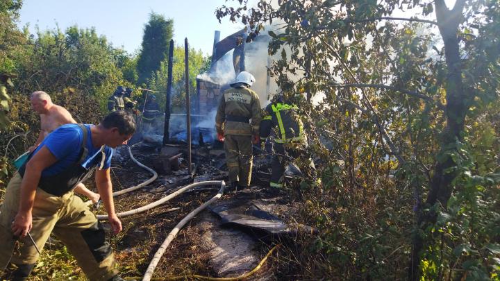 В Волжском районе Саратова полностью сгорела дача