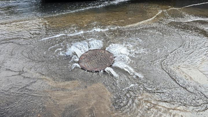 В Энгельсе реконструируют аварийный канализационный коллектор  