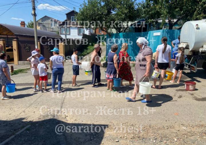 «Огороды сохнут, люди с ведрами по улице»: жители Саратова просят больше воды
