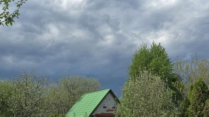 Саратовцев предупредили о грозе, граде и шквалистом ветре