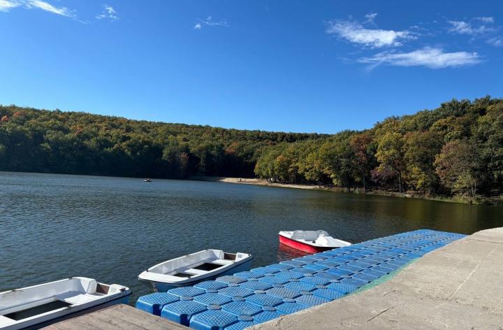 Под Хвалынском лодку с женщиной и ребенком унесло сильным течением 