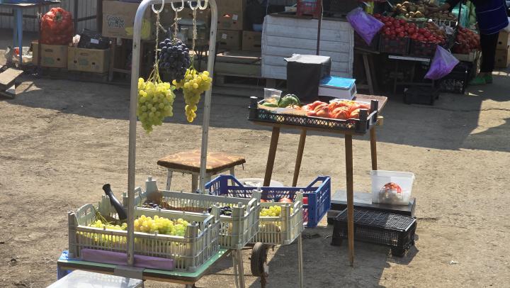 Летние фрукты с трассы - не всегда польза: саратовцам рассказали, как купить и не отравиться