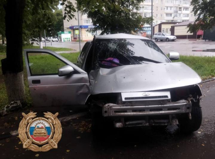 Ночное ДТП в Балашове: пассажирка госпитализирована после столкновения с деревом 