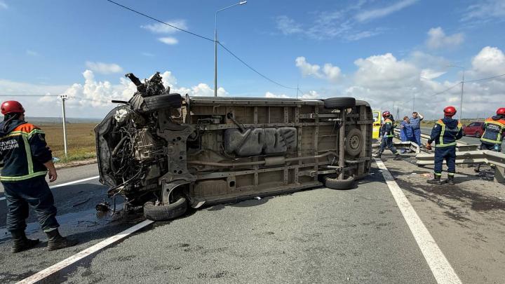 Под Саратовом перевернулся микроавтобус с детьми: пострадали шесть человек